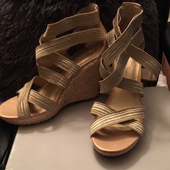 🔥Sale🔥nice cross cross wedge heels in EUC - Picture 2 of 3